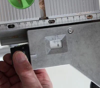 Tip: Pro nastavení šířky drážky použijeme jemné nastavení paralelního dorazu.