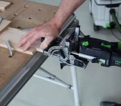 Spojení dílů pomocí kolíků Domino