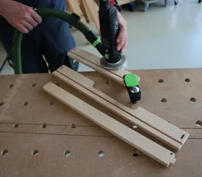 Zkosení hran dílů zásuvky