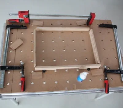 Sklížení dílů zásuvky