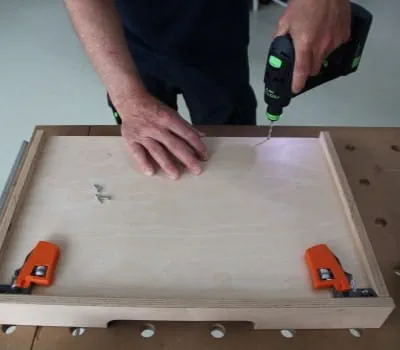 Zasunutí a upevnění dna zásuvky