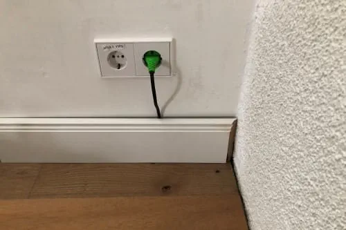 Vedení kabelů za soklovými lištami / zhotovení výřezů v soklu s pilou KAPEX