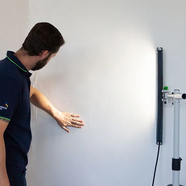 Kontrola povrchů pomocí kontrolního světla Festool STL 450
