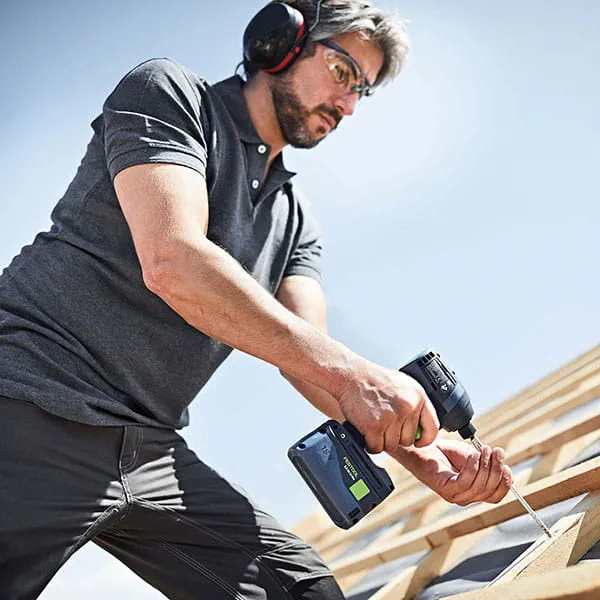 Akumulátorový rázový utahovák Festool TID 18 při používání na stavbě