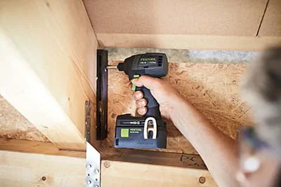 Akumulátorový rázový utahovák Festool TID 18 při používání na stavbě