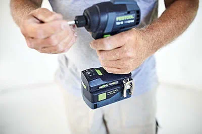 Akumulátorový rázový utahovák Festool TID 18 při používání na stavbě