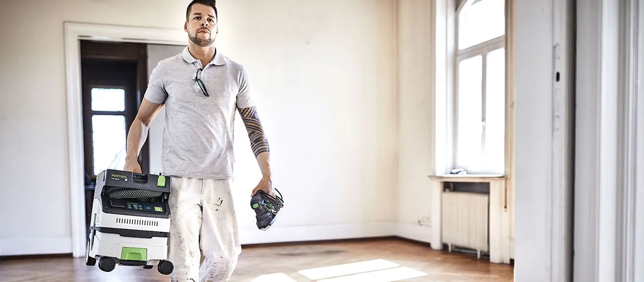Mobilní vysavač Festool během používání na stavbě