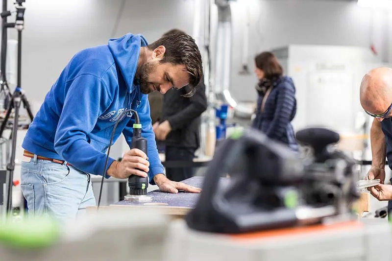 Truhlářské práce s akumulátorovou bruskou